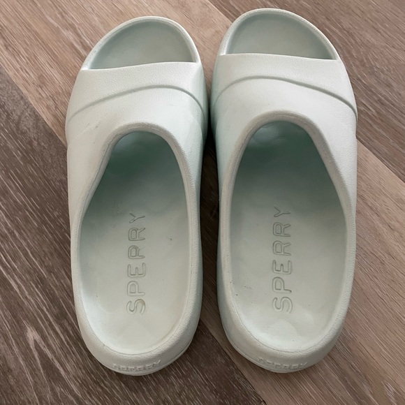 Sperry Women’s slides size 7 - Picture 2 of 3